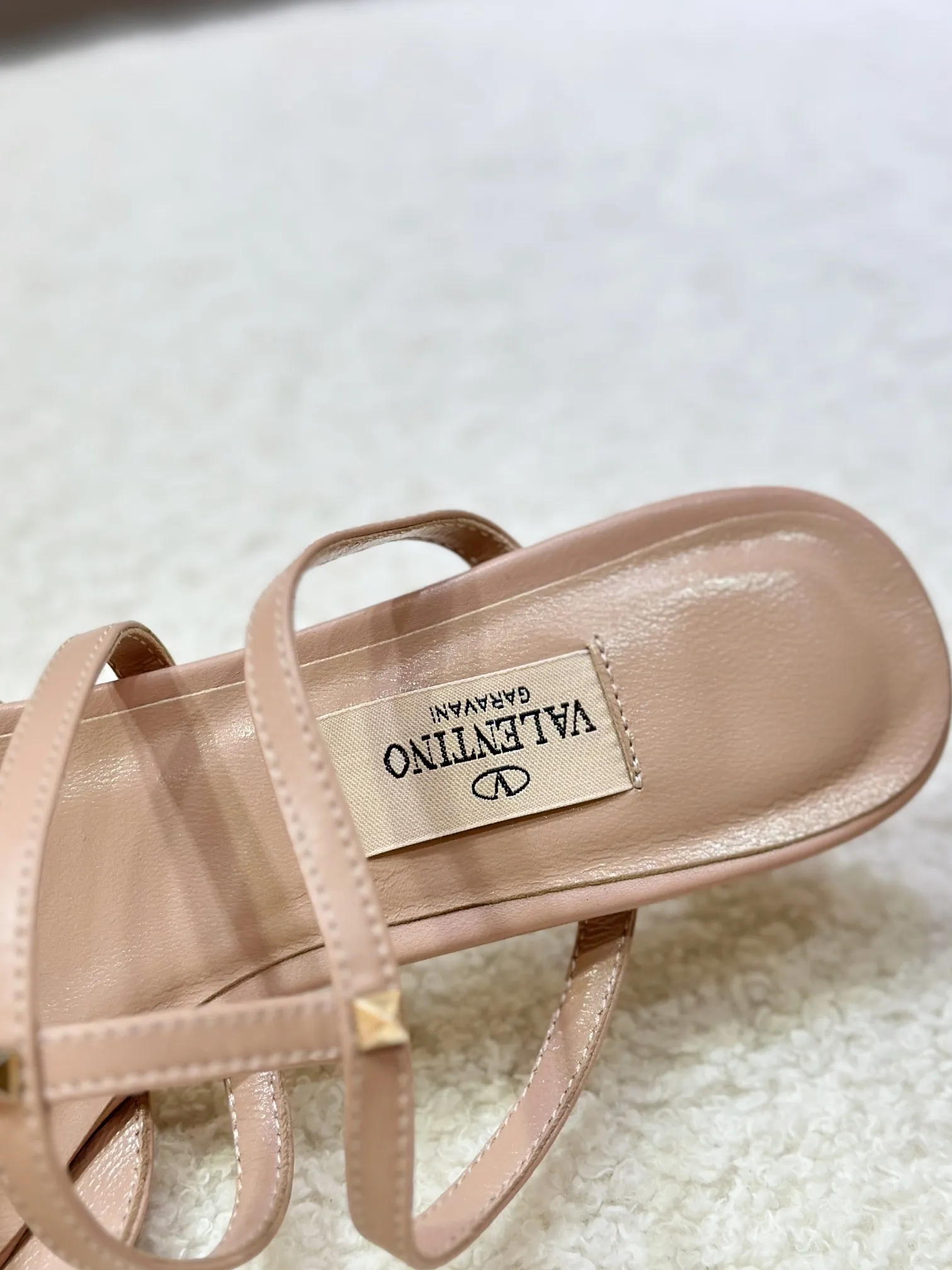 👟👟Ex-factory price 540👟👟 🛒 VALENTINO 2024 latest ROCKSTUD rivet decorated three-strap back hollow sandals🔥🔥🔥 🕳️🕳️🕳️ ●━━━━━━─────────✔Exclusive original 1-1 development, no product without original version (made entirely of genuine leather🉑️Shop around) 〰 ɪɴѓᴏʀᴍᴀᴛɪᴏɴ 〰 Buckle: Pyramid rivet 0.5X0.5 hardware Material: calfskin + pyramid rivets Lining: full-grain sheepskin Outsole: Italian through-dyed cowhide Midsole: Italian original craft material Process: computer stitching, machine shaping Heel height: 6.0cm Color: black, off-white, apricot powder Ready stock code: 35 36 37 38 39 Ready stock Customized code: 34 40 41 No return or exchange